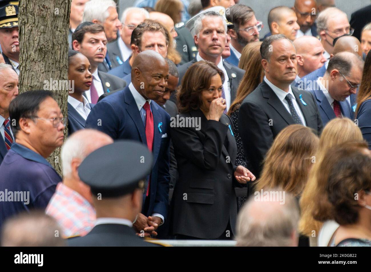 New York, New York, États-Unis. 11th septembre 2022. 11 septembre 2022: New York City, Etats-Unis: Le maire de New York ERIC ADAMS et le vice-président des États-Unis KAMALA HARRIS riant entre eux à Ground Zero que 9/11 familles de survivants lisent les noms de leurs proches qui sont morts il y a 21 ans.9/11 victimes membres de la famille, 9/11 survivants, Les responsables élus et les premiers intervenants se réunissent pour lire les noms des 2 996 personnes qui ont été tuées par des terroristes d'Al-Qaïda lors des hichas de 9/11 dans les bassins de réflexion du World Trade Center Memorial. Étaient présents des membres du NYPD, de la FDNY, de la PAPD (police de l'Administration portuaire), de l'ATM, crédit : Banque D'Images