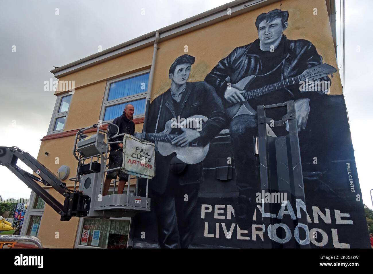 Nouvelle peinture murale d'artiste Paul Curtis sur le toit du Penny Lane Development Trust, Liverpool, L18 John Lennon et Paul McCartney des Beatles Banque D'Images