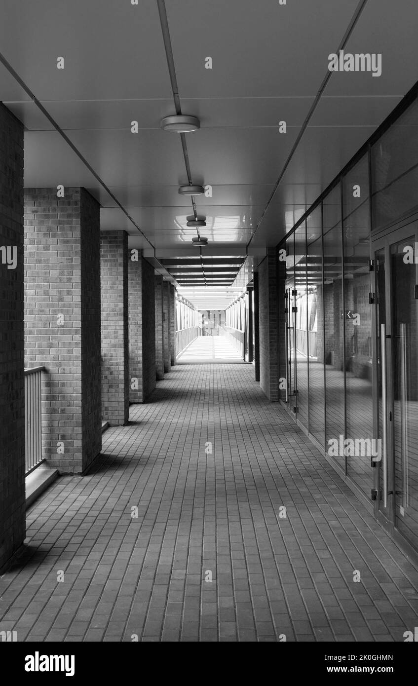 Couloir piétonnier dans le nouveau bâtiment. Prenez la sortie vers le pont piétonnier sur un chemin pavé. Novosibirsk, Sibérie, Russie, 2022 Banque D'Images