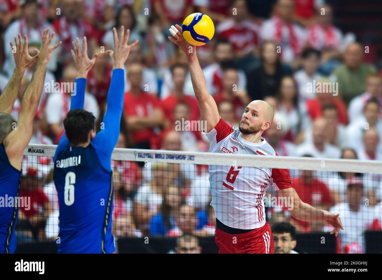 Katowice. 11th septembre 2022. Bartosz Kurek (R), de Pologne, monte la balle lors du match final 2022 du Championnat du monde masculin de la FIVB entre la Pologne et l'Italie sur 11 septembre 2022 à Katowice, en Pologne. L'Italie prend l'or au Championnat du monde de la FIVB 2022 dimanche. Credit: Lukasz Laskowski/Xinhua/Alay Live News Banque D'Images