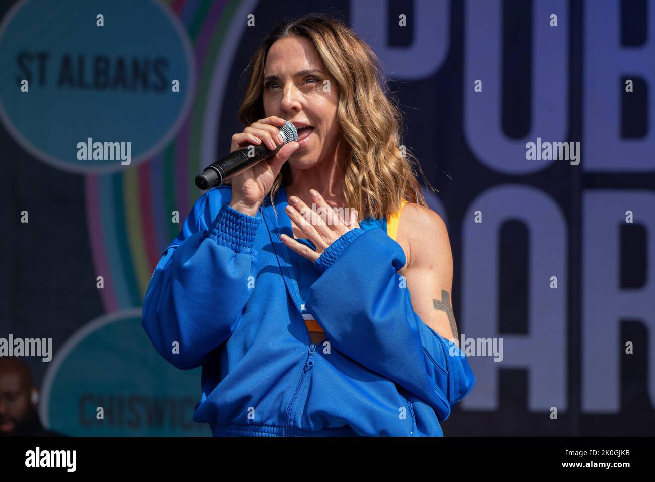 Mel C AKA Sporty Spice qui se produit sur scène pendant le festival. Pub in the Park, aujourd'hui le plus grand festival de musique et de nourriture à visiter le Royaume-Uni a fait une halte à St Albans dans le Hertfordshire samedi après-midi, la scène musicale a présenté les artistes de musique Kaiser Chiefs - Ricky Wilson, Andrew White, Simon Rix, Vijay Mistry et Nick 'cacahuète' Baines, Melanie C/ Mel C, qui est mieux connu comme l'un des cinq membres des Spice Girls, au cours de laquelle elle a été surnommée Sporty Spice et le groupe dodgy. Le site du festival a également été repéré autour de « Hairy Biker » - si King et Adam Woodyatt le mieux connu pour son rôle Banque D'Images Mel C AKA Sporty Spice qui se produit sur scène pendant le festival. Pub in the Park, aujourd'hui le plus grand festival de musique et de nourriture à visiter le Royaume-Uni a fait une halte à St Albans dans le Hertfordshire samedi après-midi, la scène musicale a présenté les artistes de musique Kaiser Chiefs - Ricky Wilson, Andrew White, Simon Rix, Vijay Mistry et Nick 'cacahuète' Baines, Melanie C/ Mel C, qui est mieux connu comme l'un des cinq membres des Spice Girls, au cours de laquelle elle a été surnommée Sporty Spice et le groupe dodgy. Le site du festival a également été repéré autour de « Hairy Biker » - si King et Adam Woodyatt le mieux connu pour son rôle Banque D'Images