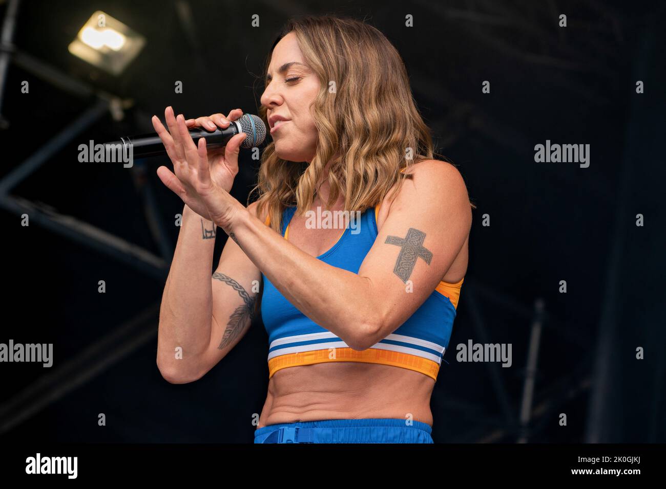 Mel C AKA Sporty Spice qui se produit sur scène pendant le festival. Pub in the Park, aujourd'hui le plus grand festival de musique et de nourriture à visiter le Royaume-Uni a fait une halte à St Albans dans le Hertfordshire samedi après-midi, la scène musicale a présenté les artistes de musique Kaiser Chiefs - Ricky Wilson, Andrew White, Simon Rix, Vijay Mistry et Nick 'cacahuète' Baines, Melanie C/ Mel C, qui est mieux connu comme l'un des cinq membres des Spice Girls, au cours de laquelle elle a été surnommée Sporty Spice et le groupe dodgy. Le site du festival a également été repéré autour de « Hairy Biker » - si King et Adam Woodyatt le mieux connu pour son rôle Banque D'Images Mel C AKA Sporty Spice qui se produit sur scène pendant le festival. Pub in the Park, aujourd'hui le plus grand festival de musique et de nourriture à visiter le Royaume-Uni a fait une halte à St Albans dans le Hertfordshire samedi après-midi, la scène musicale a présenté les artistes de musique Kaiser Chiefs - Ricky Wilson, Andrew White, Simon Rix, Vijay Mistry et Nick 'cacahuète' Baines, Melanie C/ Mel C, qui est mieux connu comme l'un des cinq membres des Spice Girls, au cours de laquelle elle a été surnommée Sporty Spice et le groupe dodgy. Le site du festival a également été repéré autour de « Hairy Biker » - si King et Adam Woodyatt le mieux connu pour son rôle Banque D'Images
