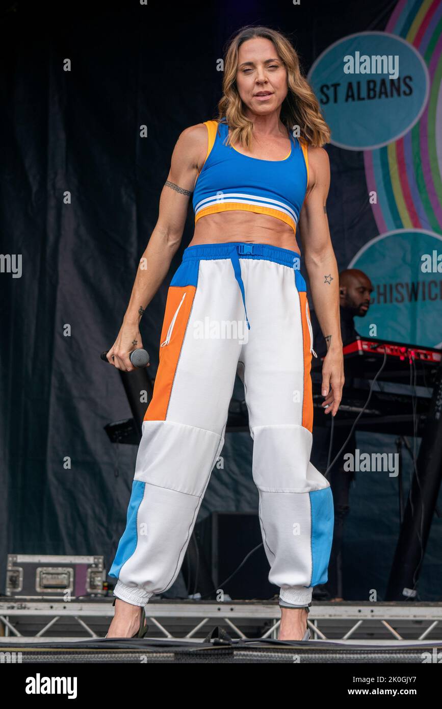 Mel C AKA Sporty Spice qui se produit sur scène pendant le festival. Pub in the Park, aujourd'hui le plus grand festival de musique et de nourriture à visiter le Royaume-Uni a fait une halte à St Albans dans le Hertfordshire samedi après-midi, la scène musicale a présenté les artistes de musique Kaiser Chiefs - Ricky Wilson, Andrew White, Simon Rix, Vijay Mistry et Nick 'cacahuète' Baines, Melanie C/ Mel C, qui est mieux connu comme l'un des cinq membres des Spice Girls, au cours de laquelle elle a été surnommée Sporty Spice et le groupe dodgy. Le site du festival a également été repéré autour de « Hairy Biker » - si King et Adam Woodyatt le mieux connu pour son rôle Banque D'Images Mel C AKA Sporty Spice qui se produit sur scène pendant le festival. Pub in the Park, aujourd'hui le plus grand festival de musique et de nourriture à visiter le Royaume-Uni a fait une halte à St Albans dans le Hertfordshire samedi après-midi, la scène musicale a présenté les artistes de musique Kaiser Chiefs - Ricky Wilson, Andrew White, Simon Rix, Vijay Mistry et Nick 'cacahuète' Baines, Melanie C/ Mel C, qui est mieux connu comme l'un des cinq membres des Spice Girls, au cours de laquelle elle a été surnommée Sporty Spice et le groupe dodgy. Le site du festival a également été repéré autour de « Hairy Biker » - si King et Adam Woodyatt le mieux connu pour son rôle Banque D'Images