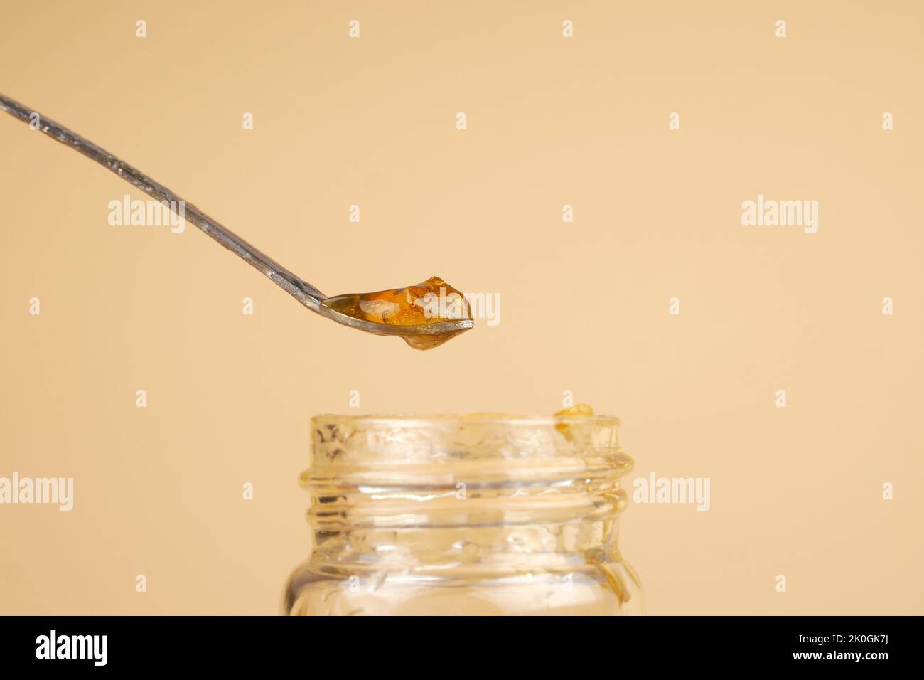 extrait de cannabis doré, résine de marijuana et bâton de dabbing. Banque D'Images