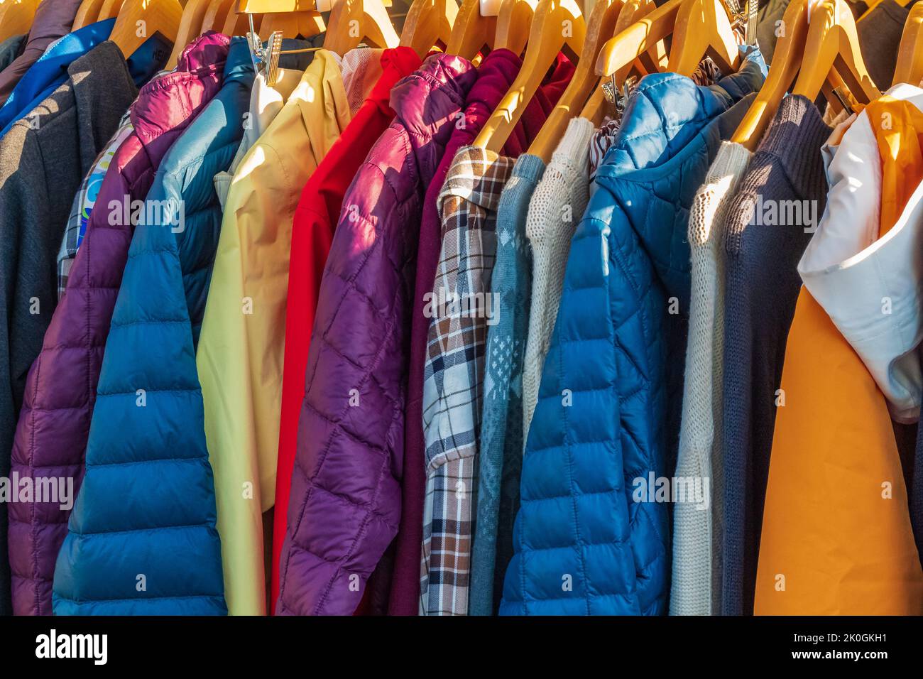 Rangée de manteaux d'automne accrochée sur le porte-vêtements, shopping. Magasin de tissus, magasin de vêtements, collection femme et homme dans la boutique de mode. Personne, attention sélective Banque D'Images