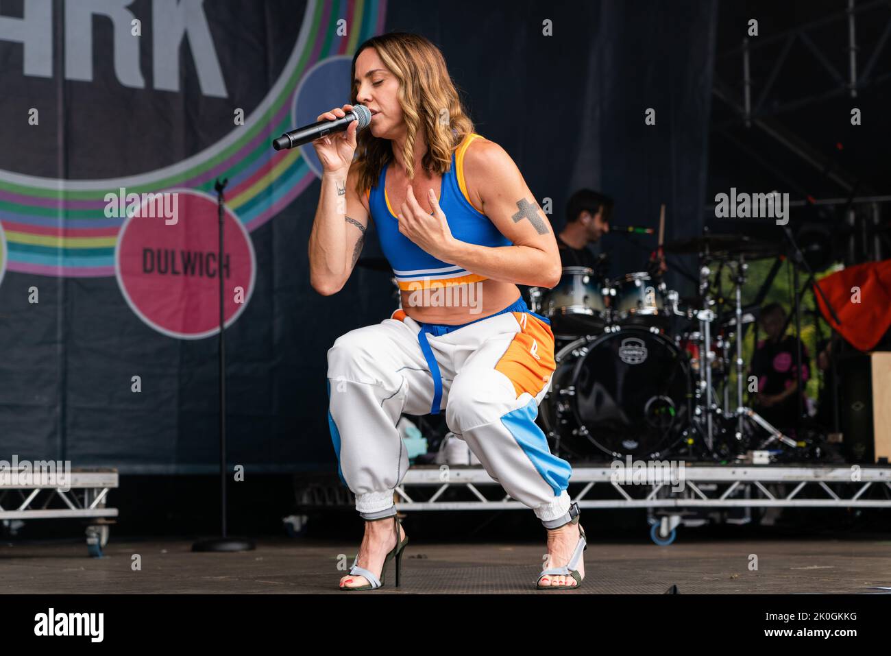 Mel C AKA Sporty Spice qui se produit sur scène pendant le festival. Pub in the Park, aujourd'hui le plus grand festival de musique et de nourriture à visiter le Royaume-Uni a fait une halte à St Albans dans le Hertfordshire samedi après-midi, la scène musicale a présenté les artistes de musique Kaiser Chiefs - Ricky Wilson, Andrew White, Simon Rix, Vijay Mistry et Nick 'cacahuète' Baines, Melanie C/ Mel C, qui est mieux connu comme l'un des cinq membres des Spice Girls, au cours de laquelle elle a été surnommée Sporty Spice et le groupe dodgy. Le site du festival a également été repéré autour de « Hairy Biker » - si King et Adam Woodyatt le mieux connu pour son rôle Banque D'Images Mel C AKA Sporty Spice qui se produit sur scène pendant le festival. Pub in the Park, aujourd'hui le plus grand festival de musique et de nourriture à visiter le Royaume-Uni a fait une halte à St Albans dans le Hertfordshire samedi après-midi, la scène musicale a présenté les artistes de musique Kaiser Chiefs - Ricky Wilson, Andrew White, Simon Rix, Vijay Mistry et Nick 'cacahuète' Baines, Melanie C/ Mel C, qui est mieux connu comme l'un des cinq membres des Spice Girls, au cours de laquelle elle a été surnommée Sporty Spice et le groupe dodgy. Le site du festival a également été repéré autour de « Hairy Biker » - si King et Adam Woodyatt le mieux connu pour son rôle Banque D'Images
