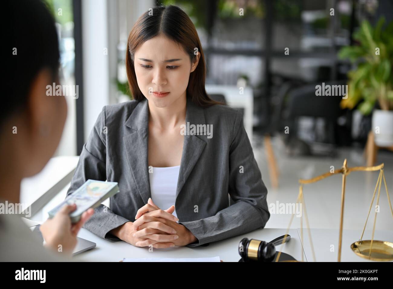 A insisté sur le fait qu'une femme avocate ou conseillère juridique d'affaires d'Asie refusait de l'argent ou des pots-de-vin de sa cliente. Concept anti-corruption Banque D'Images