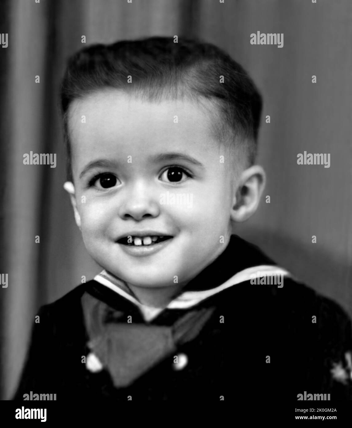 1949 CA , USA : le célèbre écrivain brésilien PAULO COELHO ( né le 24 août 1947 ) quand était jeune garçon de 2 ans . Photographe inconnu. - HISTOIRE - FOTO STORICHE - Personalità da giovane giovani - personnalité personnalités quand était jeune - PORTRAIT - RITRATTO - SCRITTORE - LETTERATURA - LITTÉRATURE - BAMBINO - BAMBINI - ENFANT - ENFANTS - INFANZIA - ENFANCE - vestito alla marinara - marinaretta - Archivio robe - GBB- VOILA Banque D'Images