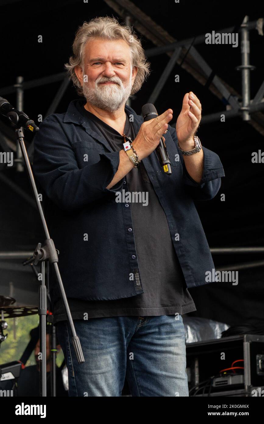 Si King of the Hairy Bikers est venu voir sur la scène principale pendant le festival. Pub in the Park, aujourd'hui le plus grand festival de musique et de nourriture à visiter le Royaume-Uni a fait une halte à St Albans dans le Hertfordshire samedi après-midi, la scène musicale a présenté les artistes de musique Kaiser Chiefs - Ricky Wilson, Andrew White, Simon Rix, Vijay Mistry et Nick 'cacahuète' Baines, Melanie C/ Mel C, qui est mieux connu comme l'un des cinq membres des Spice Girls, au cours de laquelle elle a été surnommée Sporty Spice et le groupe dodgy. On a également repéré autour du site du festival « Hairy Biker » - si King et Adam Woodyatt, qui sont les plus connus Banque D'Images