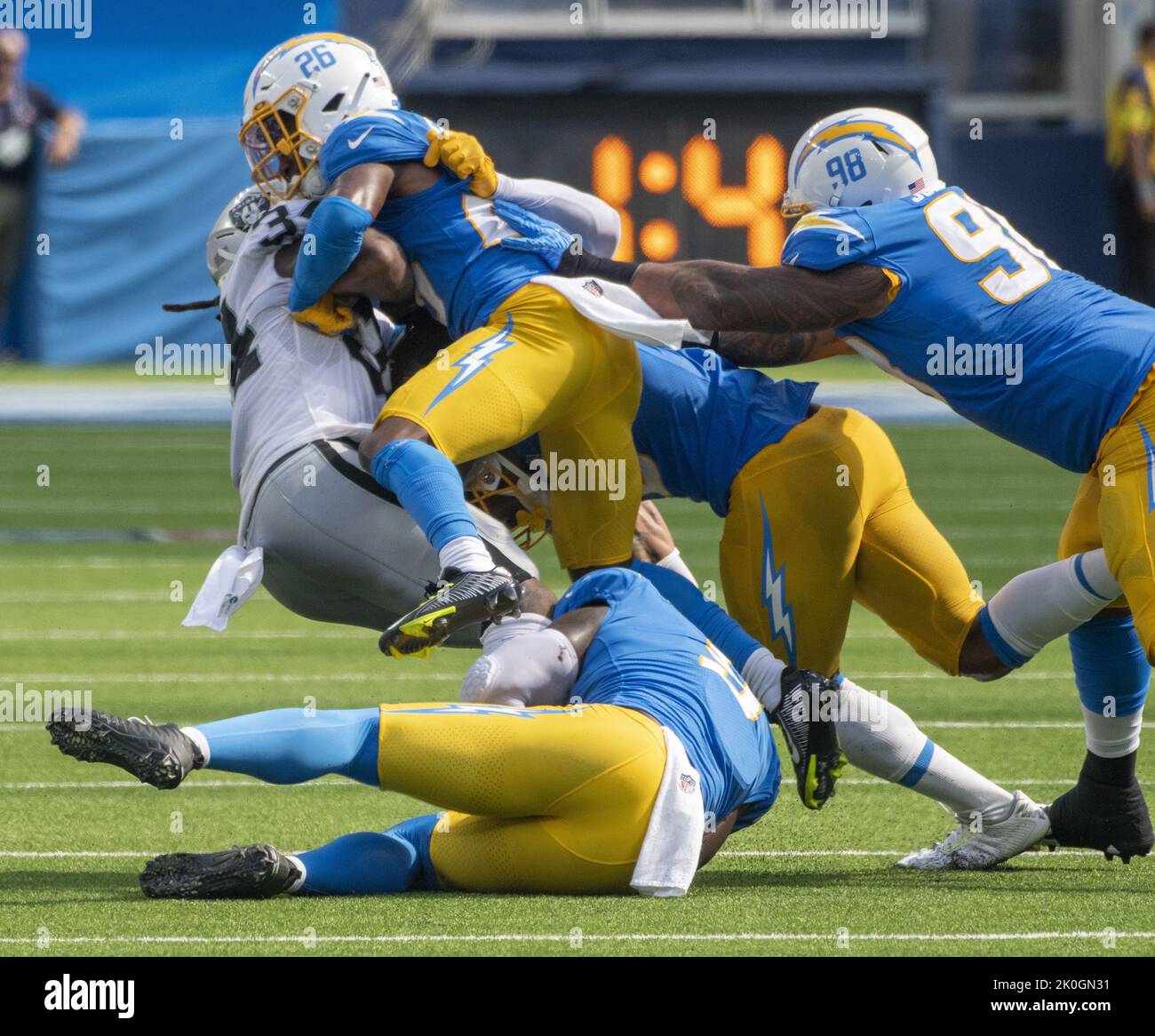 Inglewood, États-Unis. 11th septembre 2022. Asante Samuel Jr. (26), l'attaquant défensif Austin Johnson (98) et Kenneth Murray Jr. (9) ont essaié les Raiders de Brandon Bolden (34) pendant la deuxième moitié d'un match entre les Chargers de Los Angeles et les Raiders d'Oakland au stade SOFI d'Inglewood CA, Sunday 11 septembre 2022. Photo de Mike Goulding/UPI crédit: UPI/Alay Live News Banque D'Images