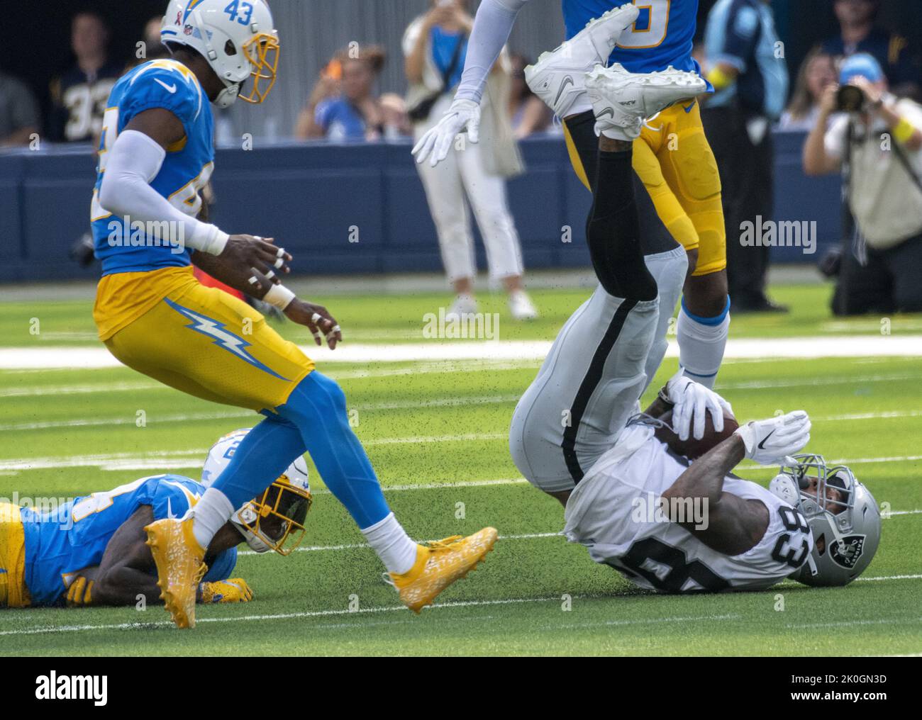 Inglewood, États-Unis. 11th septembre 2022. Darren Waller à l'extrémité serrée de Raiders (83) s'entête avec sa réception comme le cornerback des Chargers Michael Davis (43) regarde pendant la première moitié d'un match entre les Chargers de Los Angeles et les Raiders d'Oakland au stade SOFI à Inglewood CA, Sunday 11 septembre 2022. Photo de Mike Goulding/UPI crédit: UPI/Alay Live News Banque D'Images
