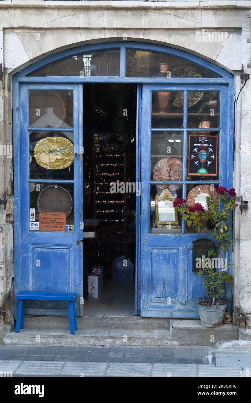 Vieille boutique avec des objets décoratifs faits à la main du métal, cuivre ou fer Banque D'Images