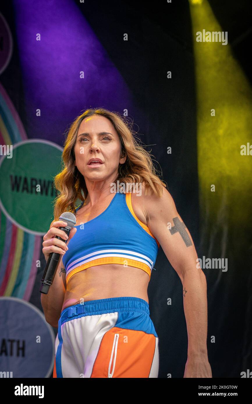 Mel C AKA Sporty Spice qui se produit sur scène pendant le festival. Pub in the Park, aujourd'hui le plus grand festival de musique et de nourriture à visiter le Royaume-Uni a fait une halte à St Albans dans le Hertfordshire samedi après-midi, la scène musicale a présenté les artistes de musique Kaiser Chiefs - Ricky Wilson, Andrew White, Simon Rix, Vijay Mistry et Nick 'cacahuète' Baines, Melanie C/ Mel C, qui est mieux connu comme l'un des cinq membres des Spice Girls, au cours de laquelle elle a été surnommée Sporty Spice et le groupe dodgy. Le site du festival a également été repéré autour de « Hairy Biker » - si King et Adam Woodyatt le mieux connu pour son rôle Banque D'Images Mel C AKA Sporty Spice qui se produit sur scène pendant le festival. Pub in the Park, aujourd'hui le plus grand festival de musique et de nourriture à visiter le Royaume-Uni a fait une halte à St Albans dans le Hertfordshire samedi après-midi, la scène musicale a présenté les artistes de musique Kaiser Chiefs - Ricky Wilson, Andrew White, Simon Rix, Vijay Mistry et Nick 'cacahuète' Baines, Melanie C/ Mel C, qui est mieux connu comme l'un des cinq membres des Spice Girls, au cours de laquelle elle a été surnommée Sporty Spice et le groupe dodgy. Le site du festival a également été repéré autour de « Hairy Biker » - si King et Adam Woodyatt le mieux connu pour son rôle Banque D'Images