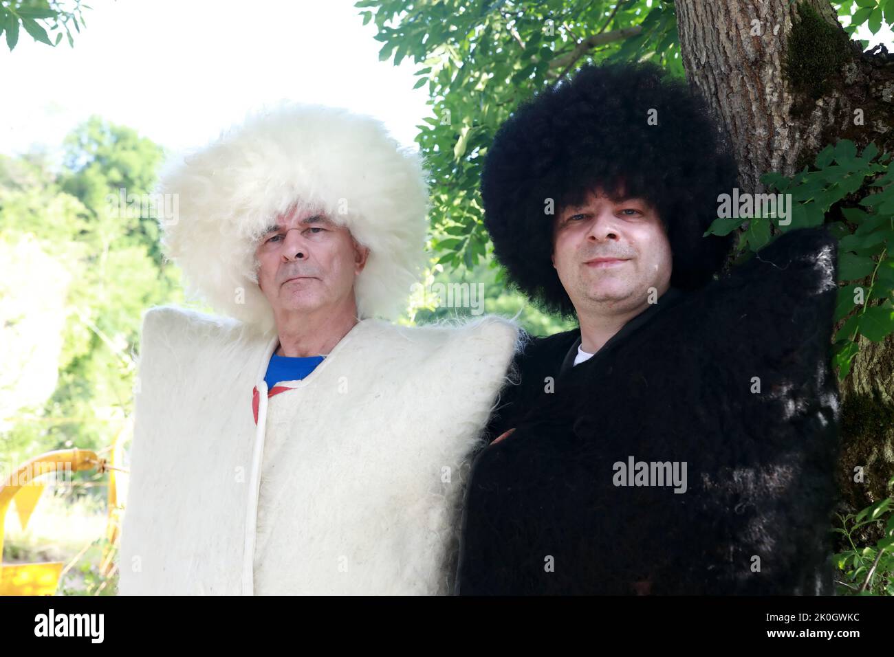 Deux hommes posant dans les vêtements traditionnels d'Adyghe dans la gorge de Khadzhokh, Adygea Banque D'Images