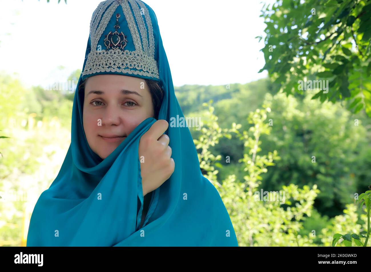 Femme en vêtements nationaux Adyghe dans la gorge de Khadzhokh, Adygea Banque D'Images
