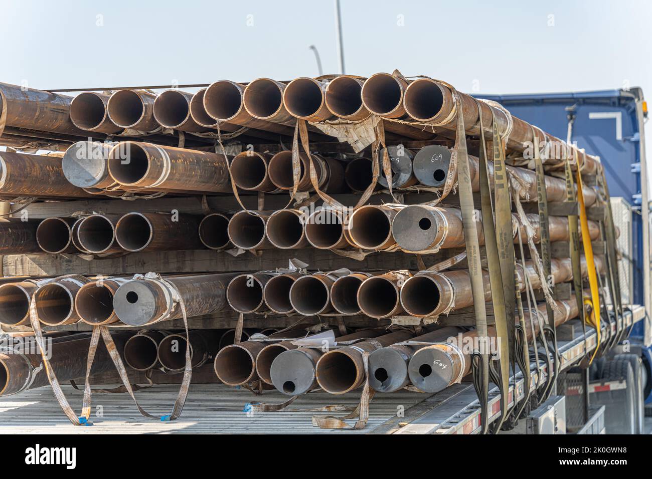 Tuyaux de construction à l'arrière du camion pour livraison Banque D'Images