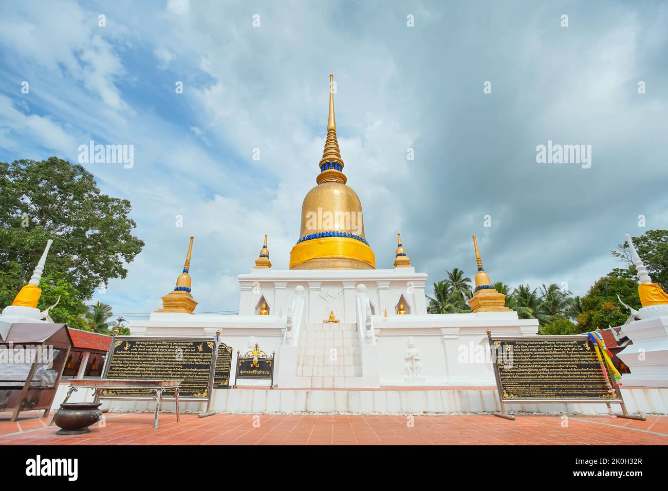 Phra That Sawi est l'une des destinations de voyage situées à Wat Phra dans la province de Sawi Chumphon, en Thaïlande. Banque D'Images Phra That Sawi est l'une des destinations de voyage situées à Wat Phra dans la province de Sawi Chumphon, en Thaïlande. Banque D'Images