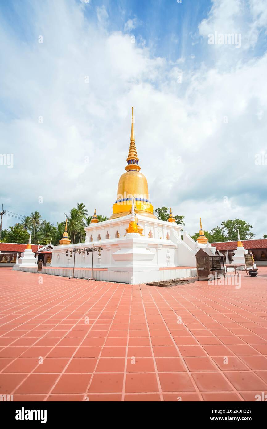 Phra That Sawi est l'une des destinations de voyage situées à Wat Phra dans la province de Sawi Chumphon, en Thaïlande. Banque D'Images Phra That Sawi est l'une des destinations de voyage situées à Wat Phra dans la province de Sawi Chumphon, en Thaïlande. Banque D'Images
