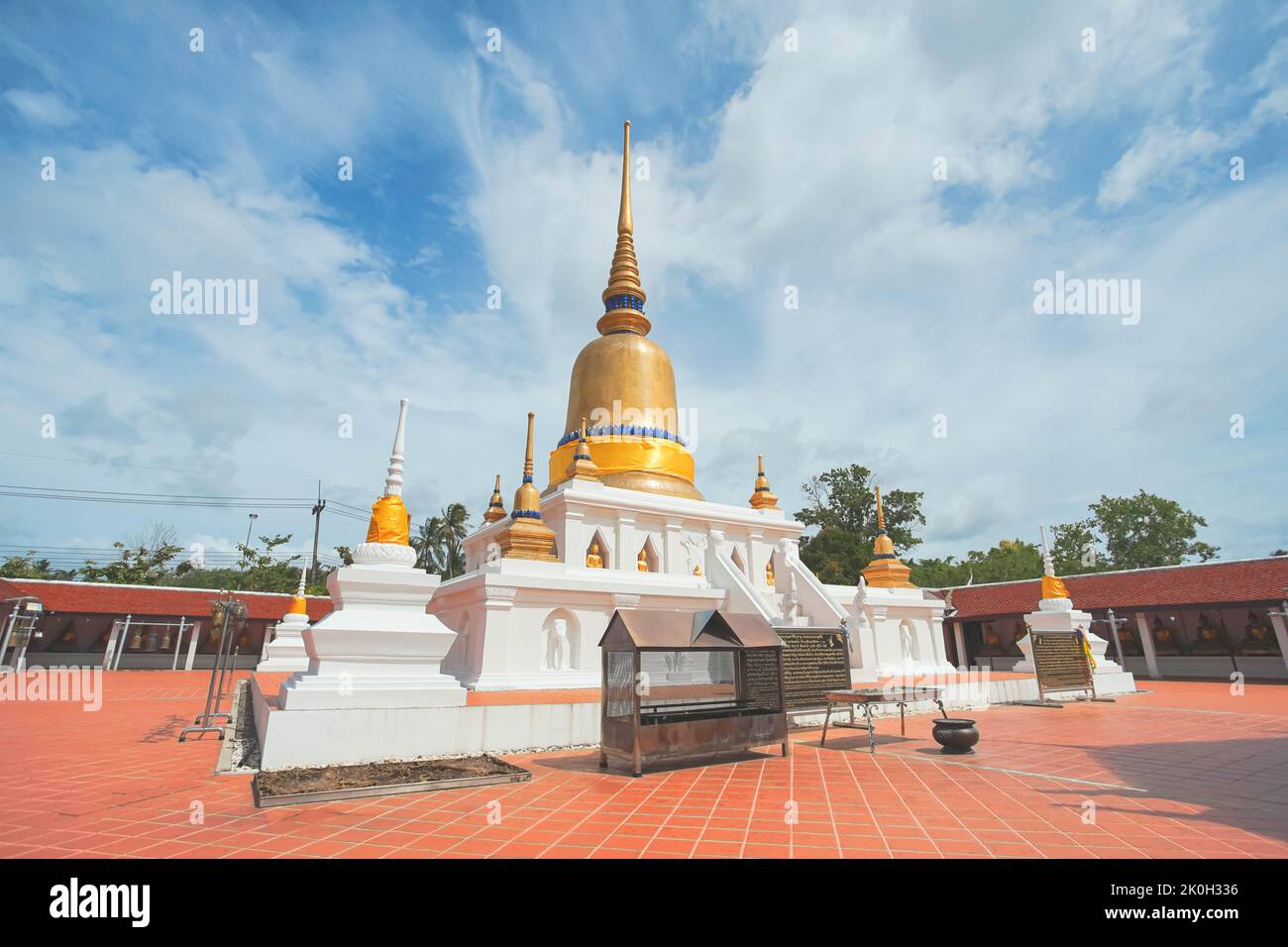 Phra That Sawi est l'une des destinations de voyage situées à Wat Phra dans la province de Sawi Chumphon, en Thaïlande. Banque D'Images Phra That Sawi est l'une des destinations de voyage situées à Wat Phra dans la province de Sawi Chumphon, en Thaïlande. Banque D'Images