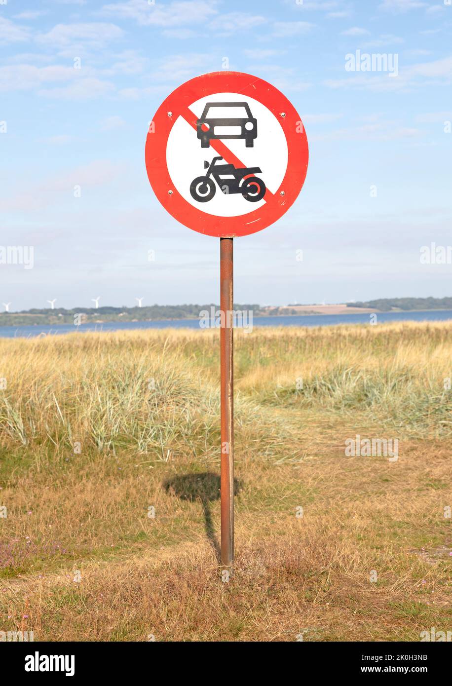 Interdit voiture et moto, rond rouge symbole signalisation routière, dunes au Danemark Banque D'Images