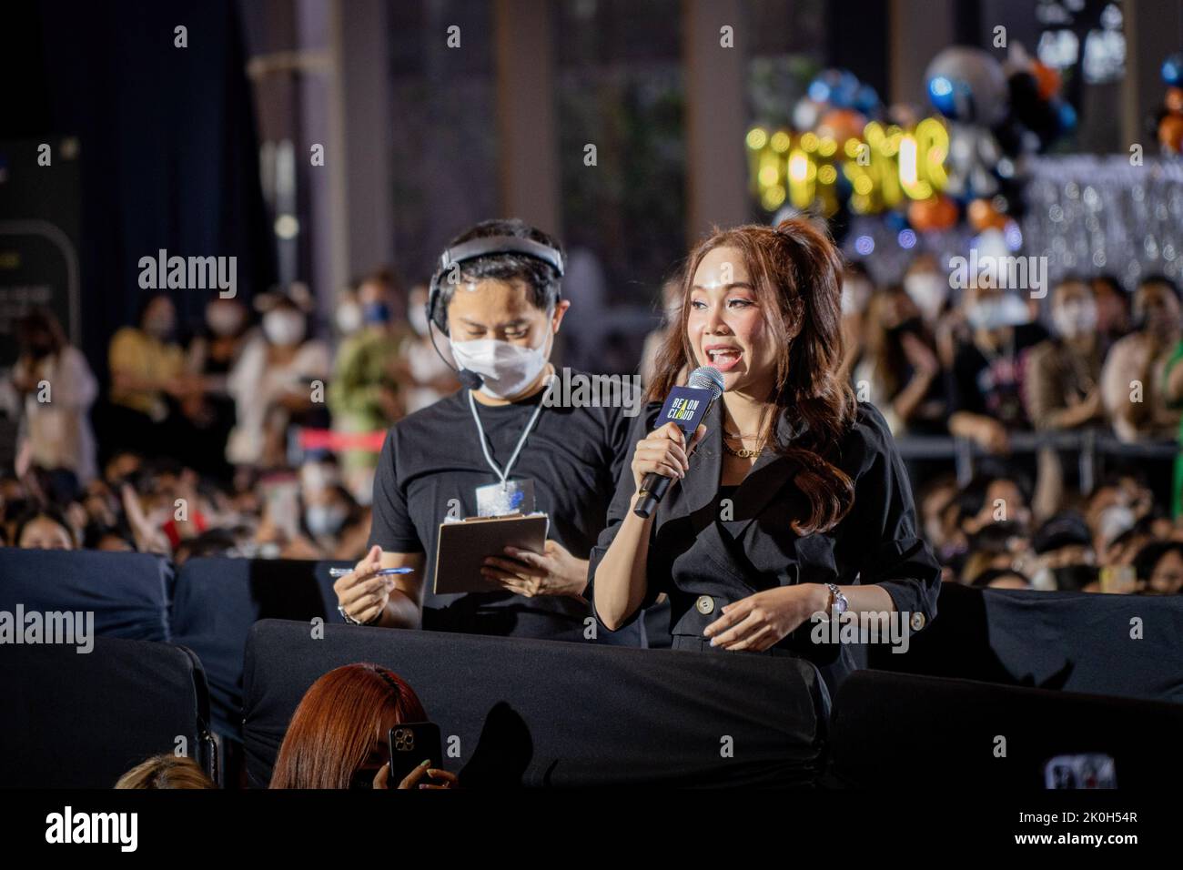 Bangkok, Thaïlande. 12th septembre 2022. Les membres du personnel de l'événement aident à trouver des soumissionnaires dans la foule tout en mettant aux enchères des vêtements portés par les acteurs KinnPorche. Des acteurs et des chanteurs de KinnPorche, une série de BL thaï (Boys Love), se produisent dans le cadre de leur tournée mondiale de sendoff et de vente aux enchères de leurs vêtements pour recueillir de l'argent pour l'IHRI, Institut de recherche et d'innovation sur le VIH au Royal Paragon Hall à Bangkok, en Thaïlande. L'événement a permis de recueillir 1,7M THB ($46 000 USD) pour la charité. (Photo par Matt Hunt/SOPA Images/Sipa USA) crédit: SIPA USA/Alay Live News Banque D'Images