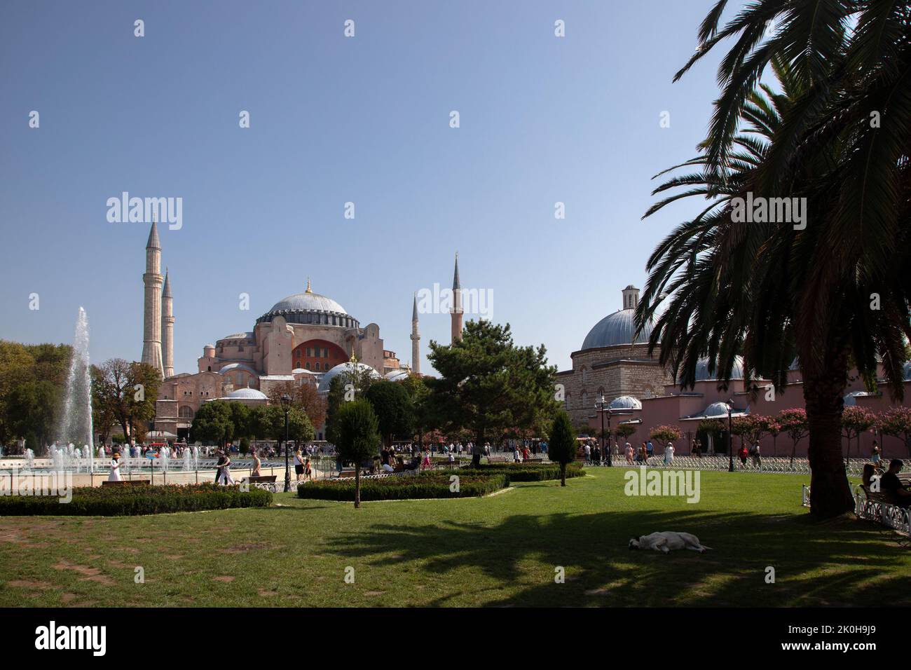 Istanbul, Turquie - 08-28-2022:vue de la place Sultanahmet avec la mosquée Sainte-Sophie Banque D'Images