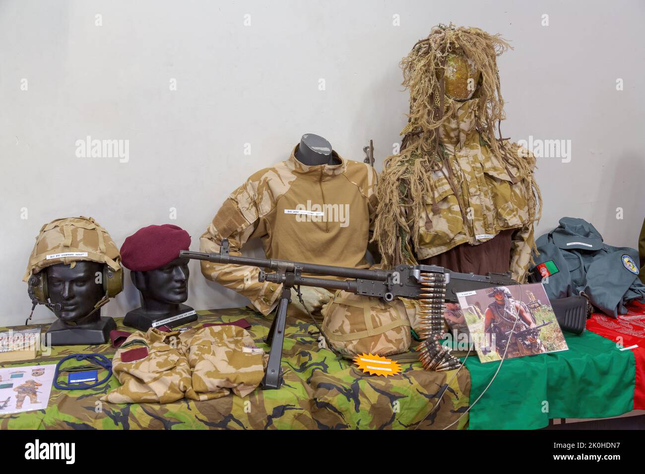 Une exposition d'armes, d'armures corporelles et de matériel de camouflage utilisés par l'armée britannique en Afghanistan, lors d'un spectacle d'armes et de militarums Banque D'Images