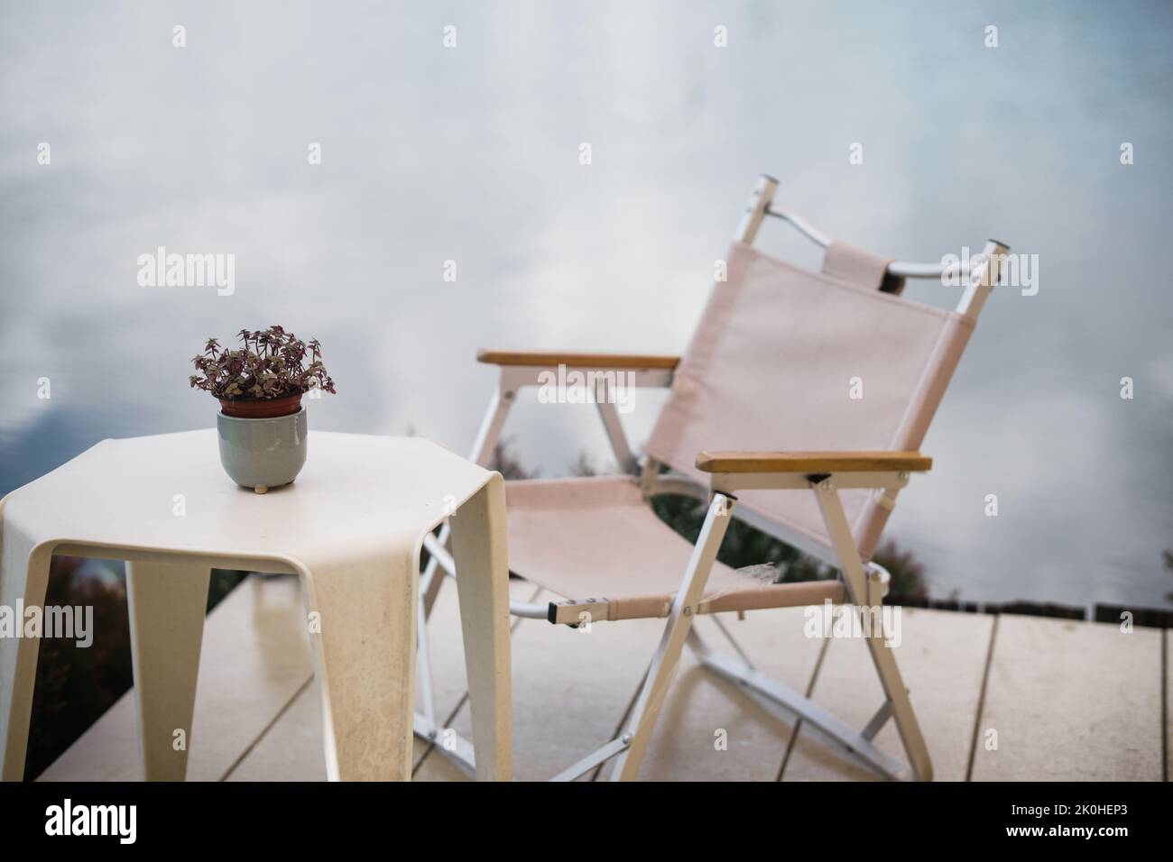 chaise longue pour se détendre sur la terrasse balcon près de l'étang Banque D'Images