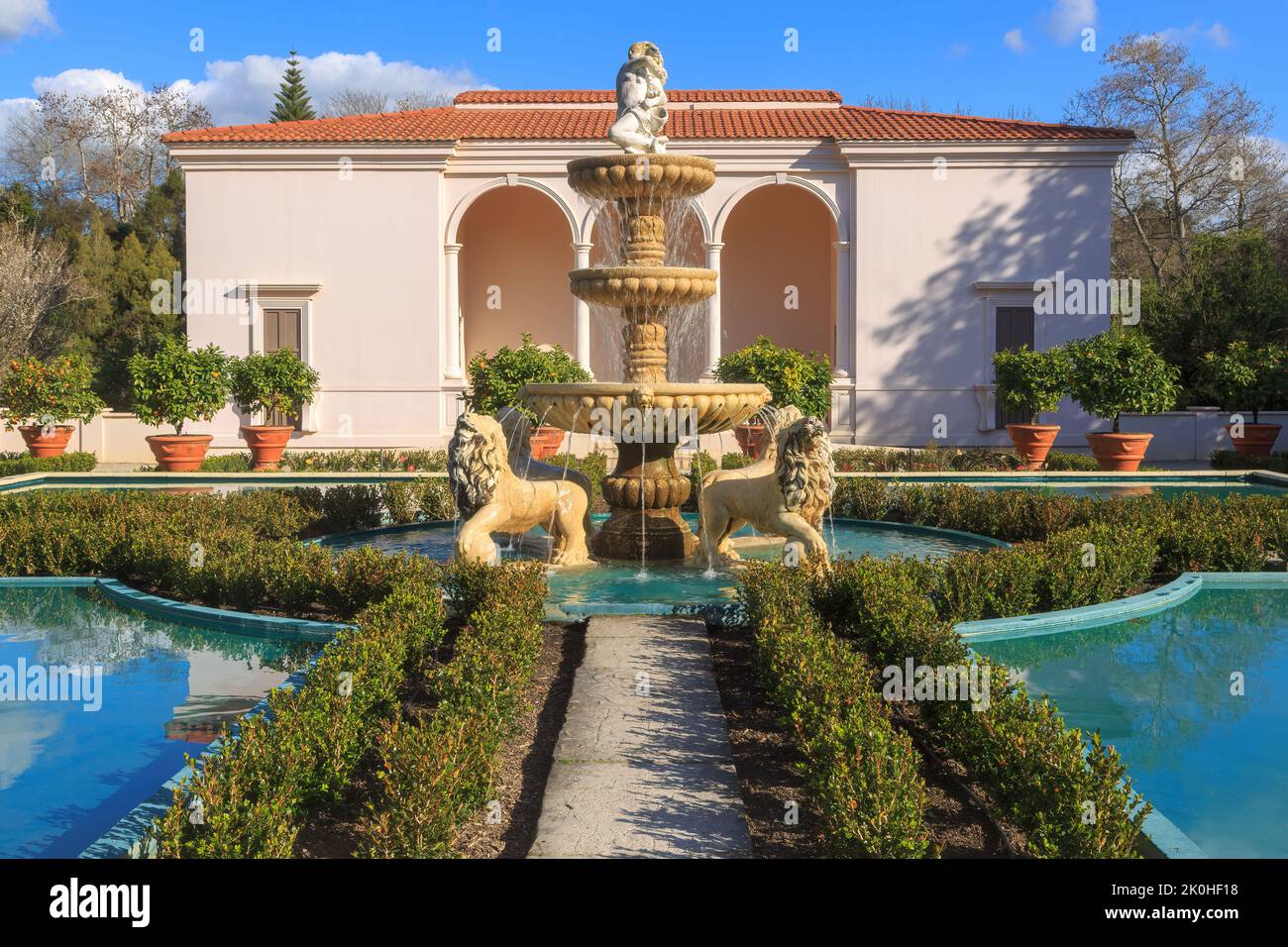 Une fontaine avec des sculptures de lion dans le jardin de la Renaissance italienne, qui fait partie des jardins de Hamilton, un parc de Hamilton, en Nouvelle-Zélande Banque D'Images