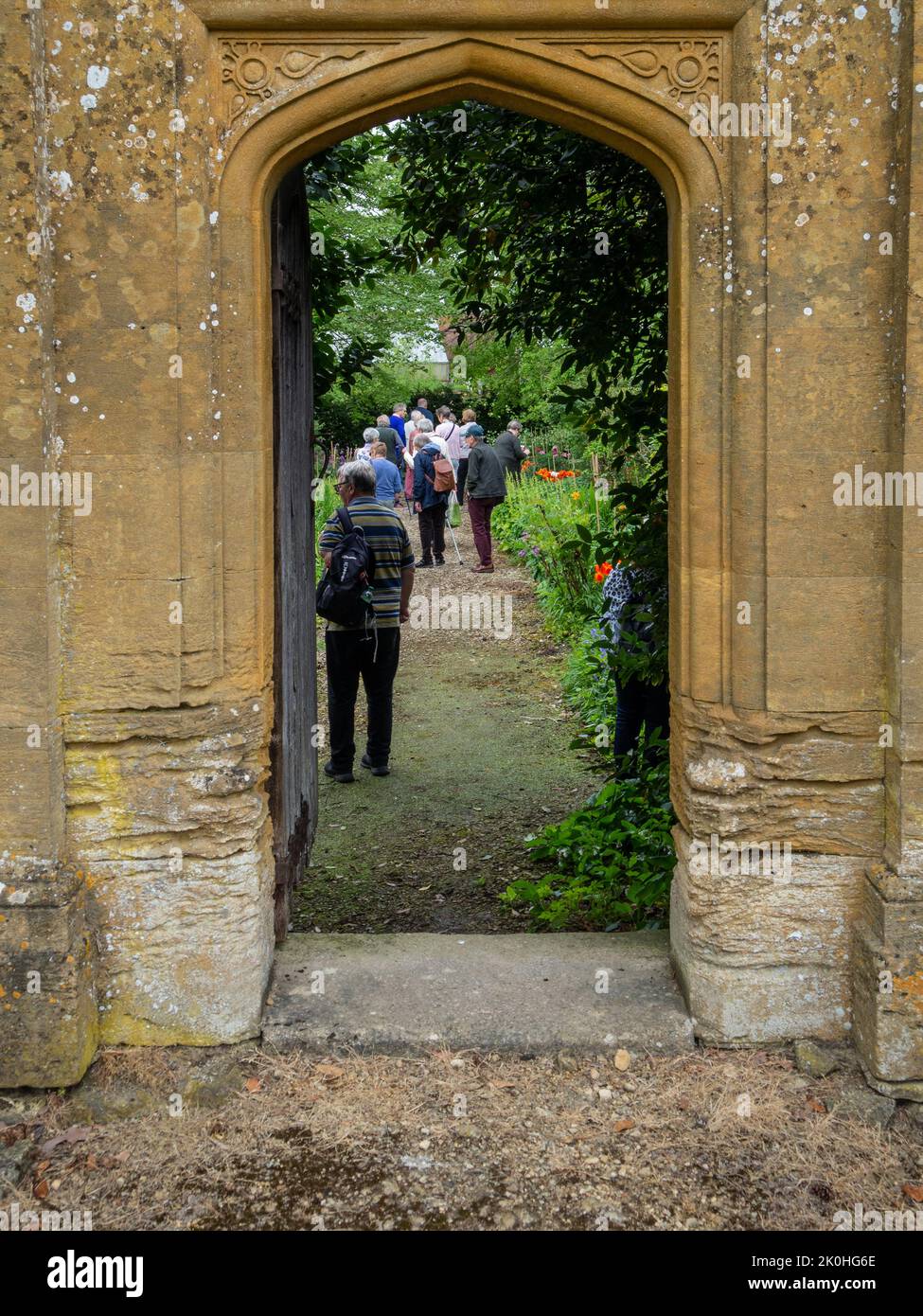 Visiteurs au jardin clos dans le domaine de la maison historique Stanway, Cotswolds, Gloucestershire, Royaume-Uni Banque D'Images