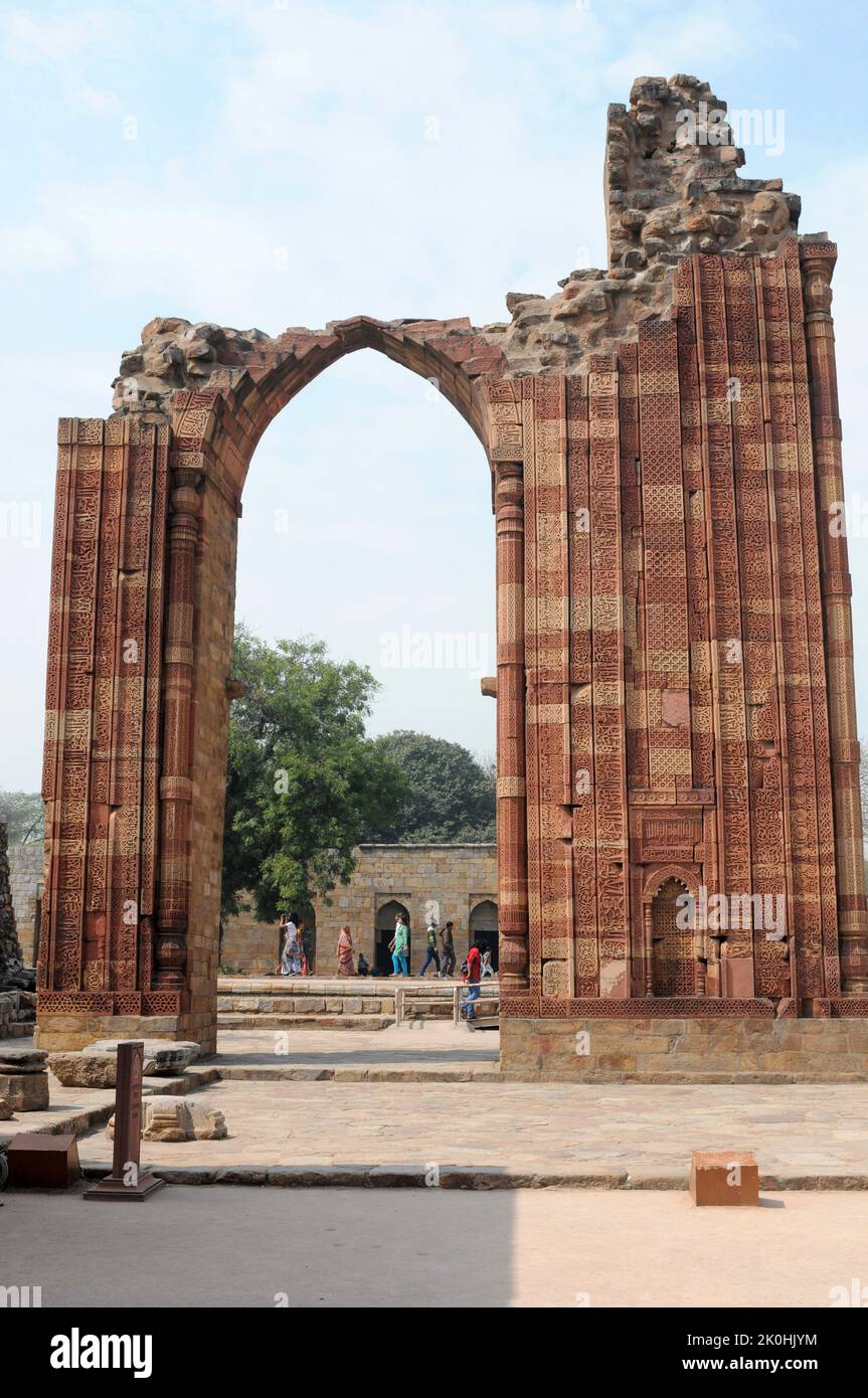 Le Qutub Minar a été construit en 1235 pendant le Sultanat de Delhi. Le Qutub Minar est inscrit sur la liste du patrimoine mondial de l'UNESCO. Banque D'Images