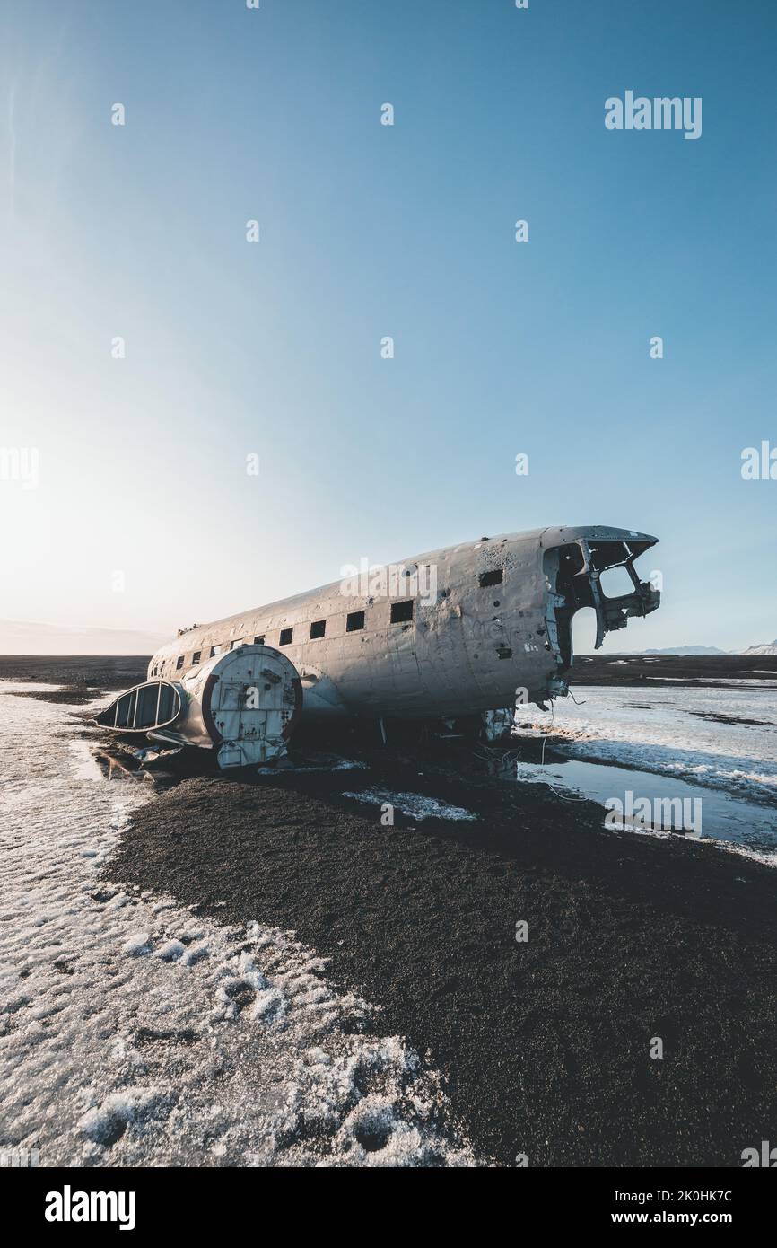 Un avion cassé dans la nature en hiver Banque D'Images Un avion cassé dans la nature en hiver Banque D'Images