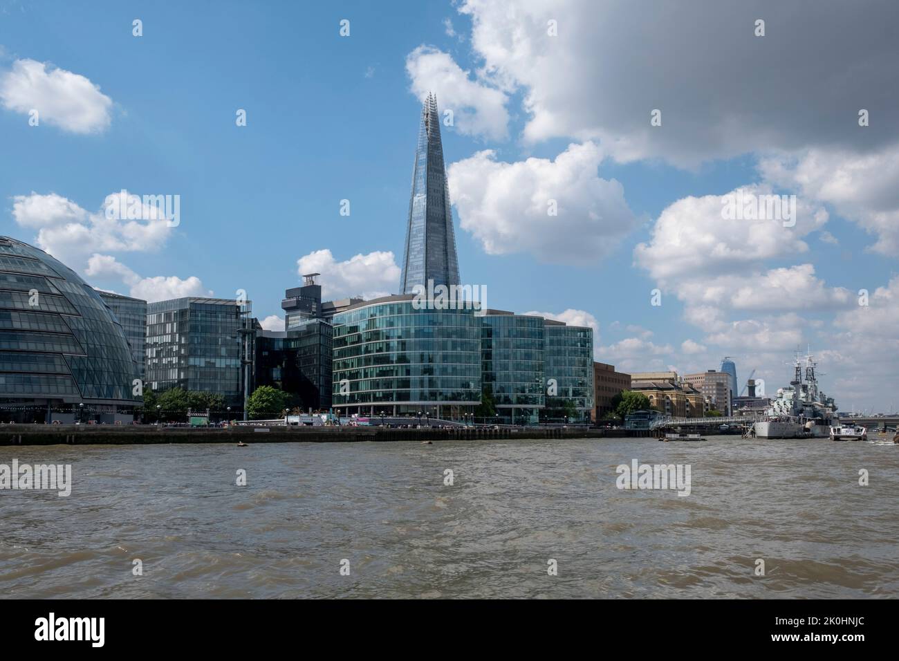 Depuis la Tamise, Londres, vous pouvez voir l'hôtel de ville et l'hôtel Shard Banque D'Images