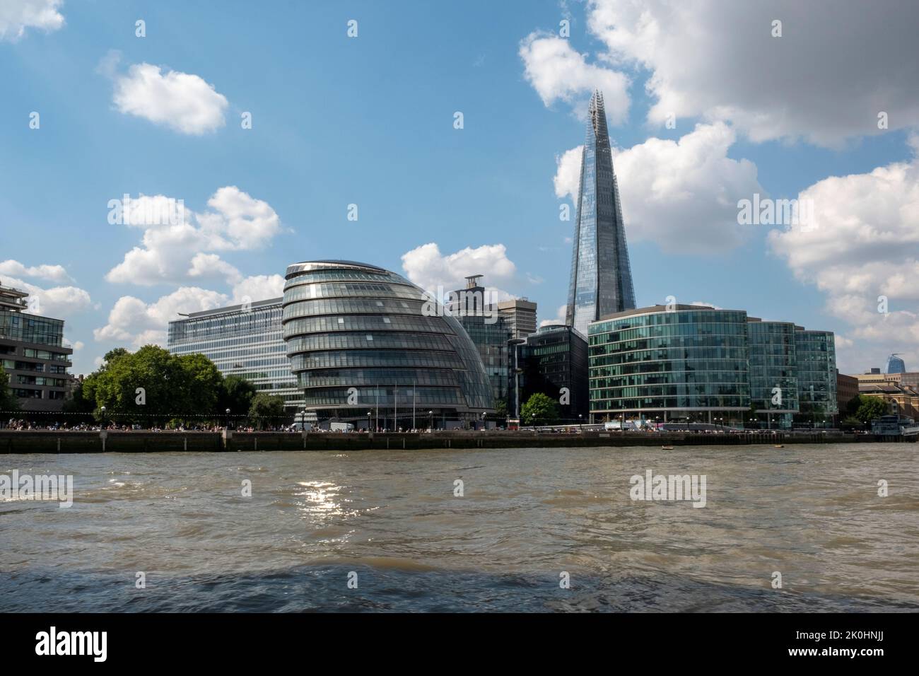 Depuis la Tamise, Londres, vous pouvez voir l'hôtel de ville et l'hôtel Shard Banque D'Images