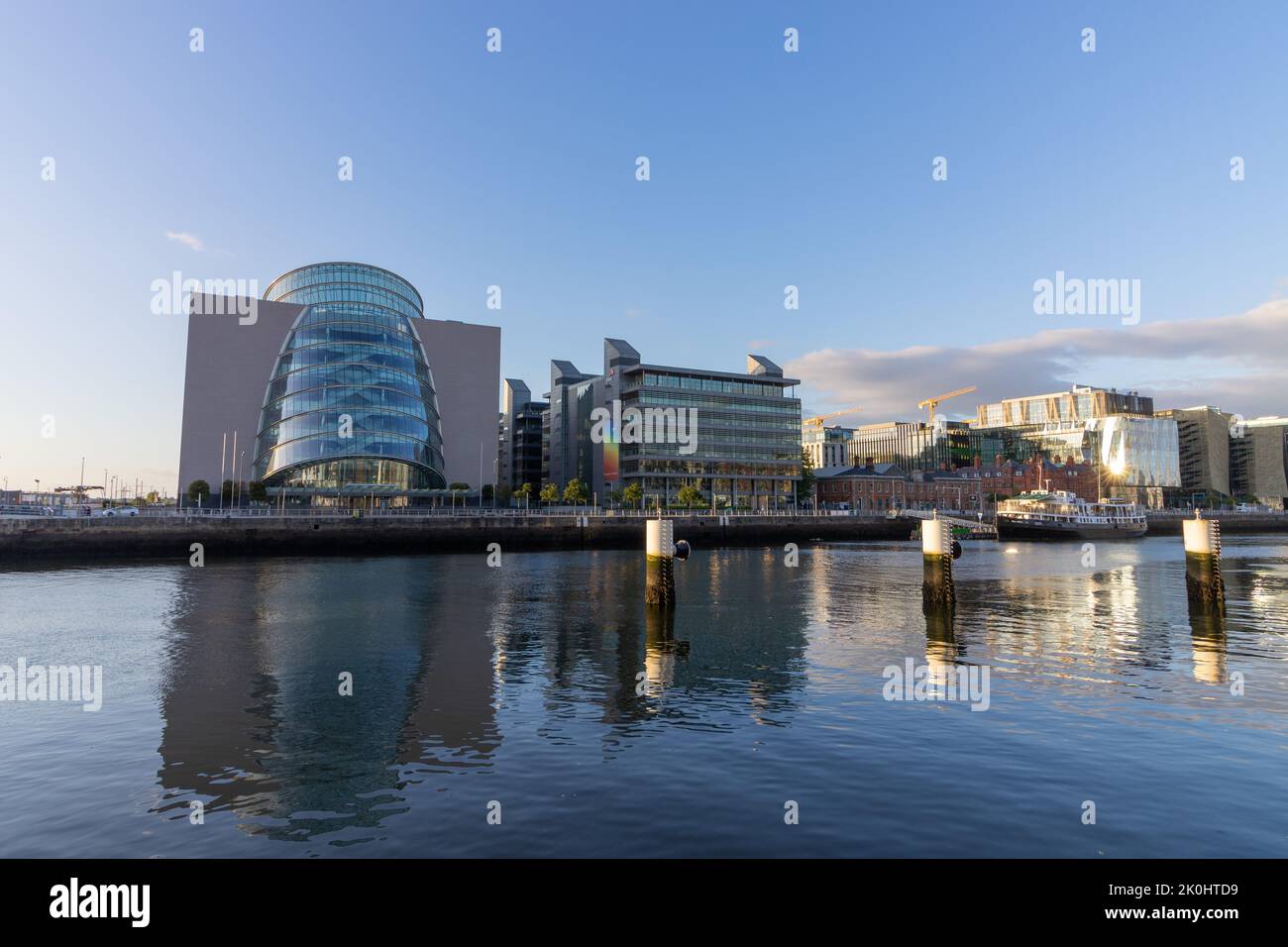 Vue sur les bâtiments modernes de PWC et du centre de congrès en face de l'eau à Dublin, en Irlande Banque D'Images