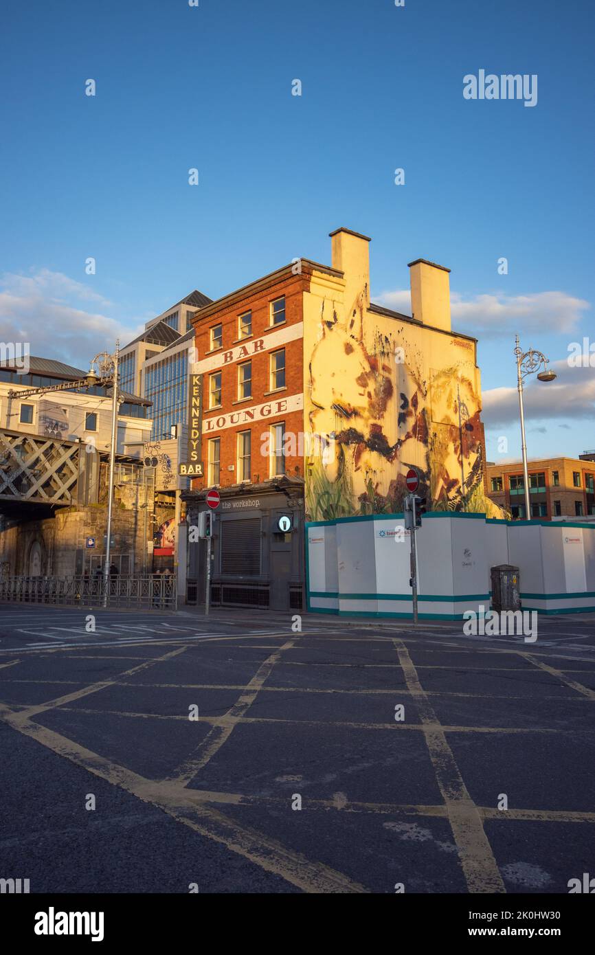 Une photo verticale de l'atelier Gastropub bâtiment à Dublin, Irlande sous la lumière du soleil avec graffiti et passage Banque D'Images