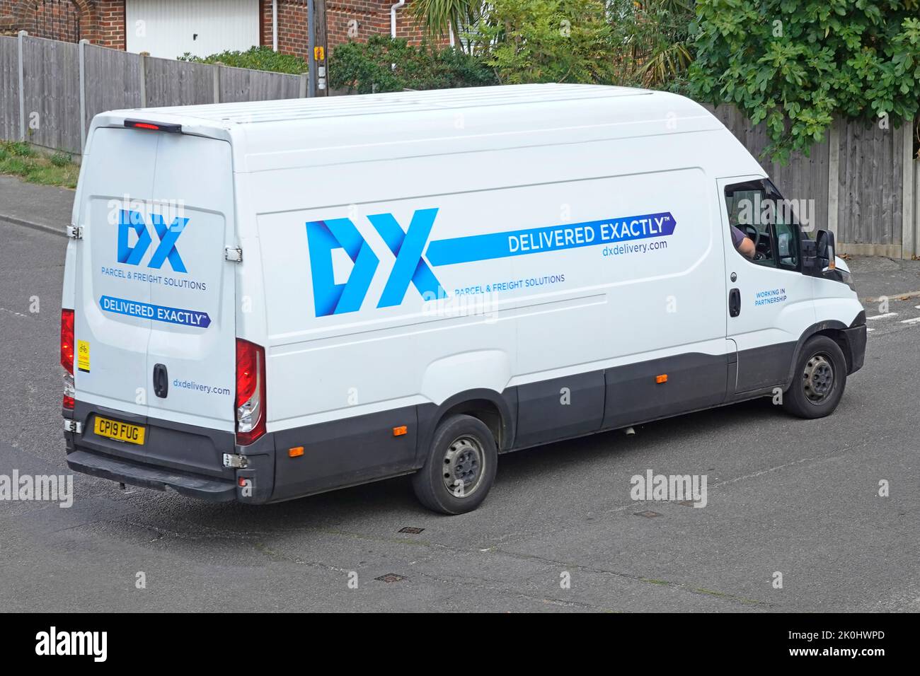 Véhicule commercial à panneaux blancs exploité par DX Delivery van British mail coursier & Logistics business Company Making Residential livings England UK Banque D'Images
