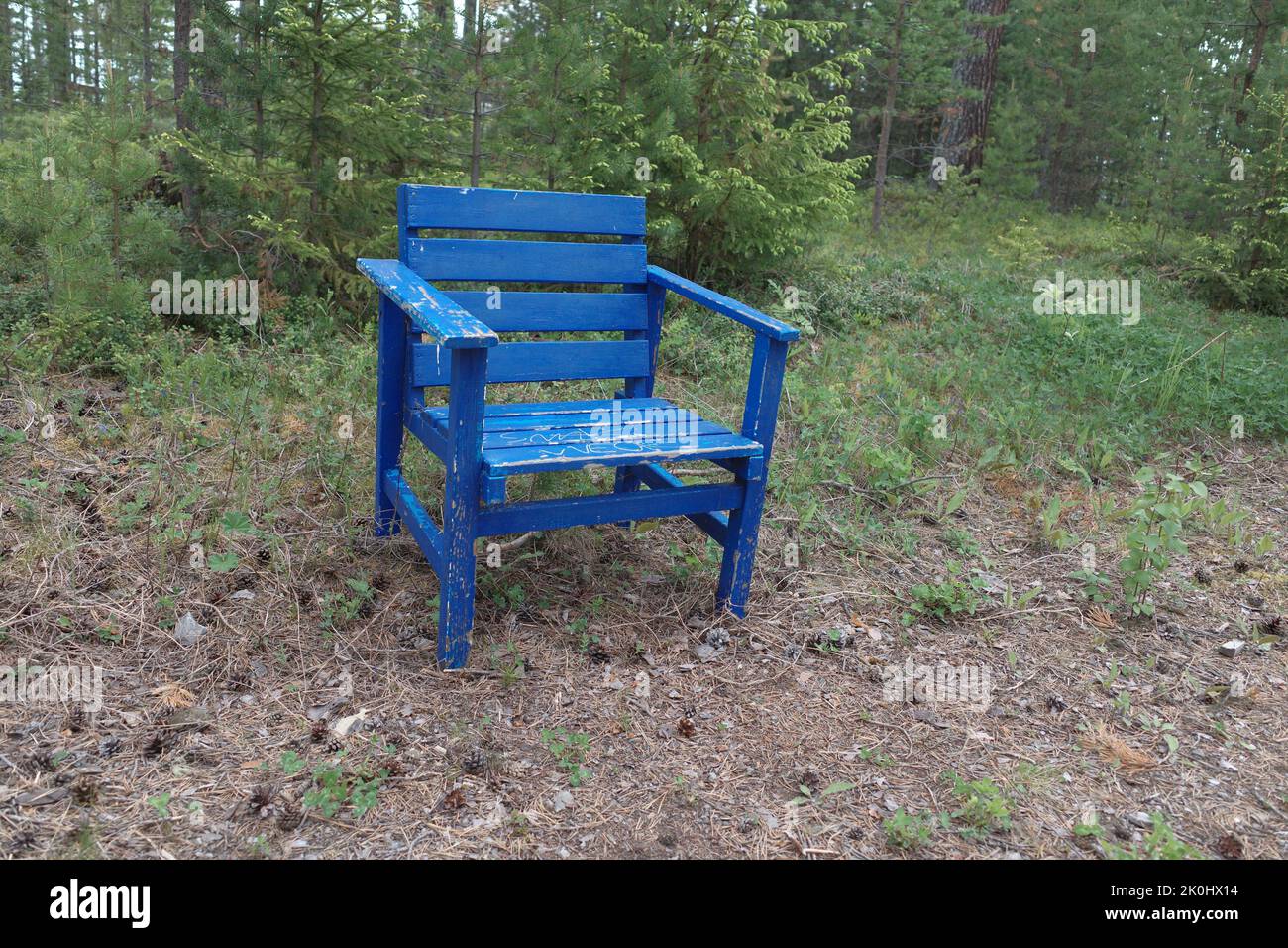 Une ancienne chaise en bois bleu laissée à l'extérieur à Ostersund, en Suède Banque D'Images