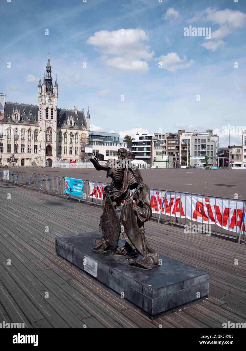 Sint Niklaas, Belgique, 4 septembre 2022, statue en bronze de deux squelettes prenant un selfie, conçu par le sculpteur Frans Heirbaut Banque D'Images