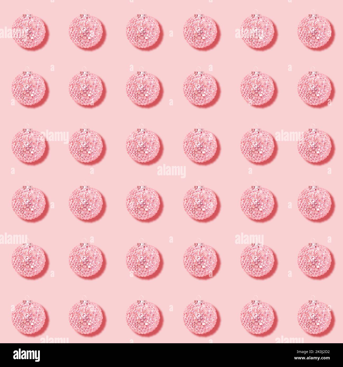 Noël Noël motif sans couture de boules de Noël roses sur fond rose pastel.décorations de Noël. Fond carré ou papier peint de fête. Banque D'Images