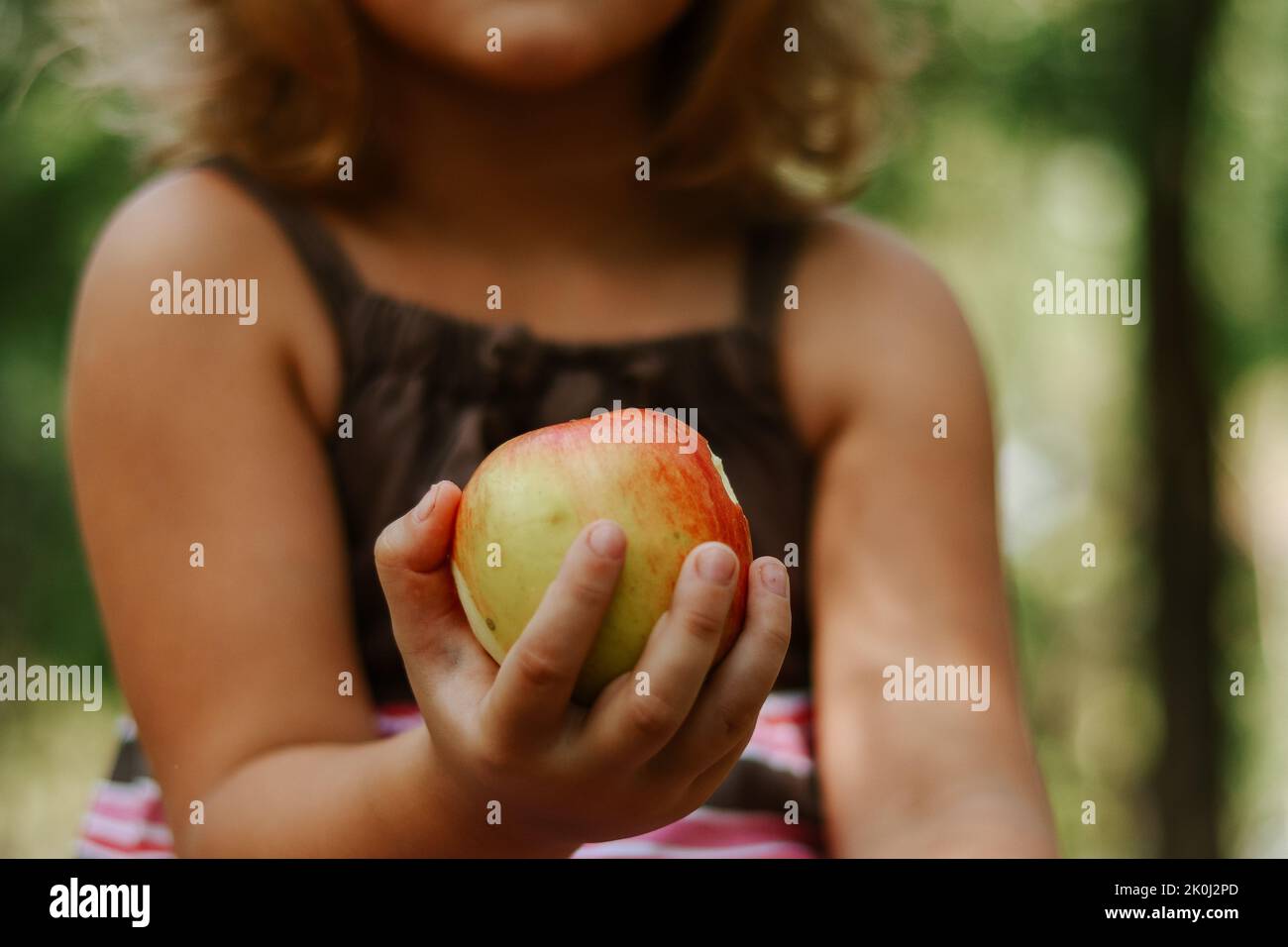 L'enfant tient une pomme. Aliments biologiques sains. Moments d'enfance. Copier l'espace Banque D'Images