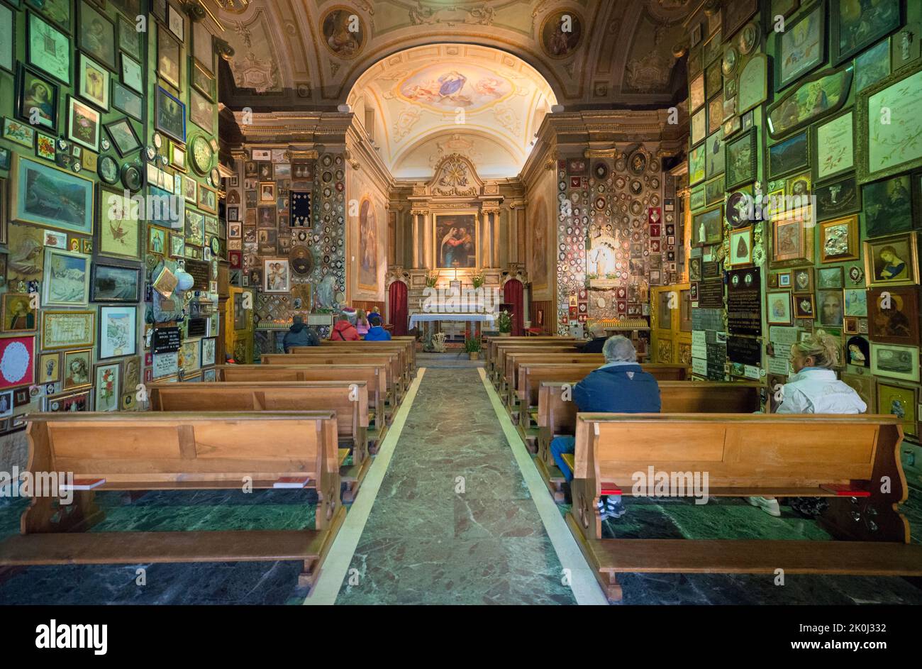 Notre Dame de la Guerison, l'interno della chiesa è completamente ricoperto di ex-voto di ogni tipo, Val Veny, Valle d'Aoste, Italie, Europe Banque D'Images
