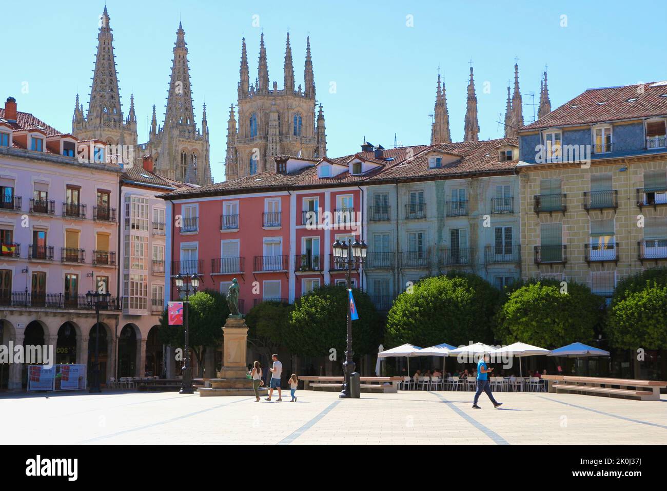 Vue sur la Plaza Mayor avec flèches de la cathédrale de Burgos Visible derrière Burgos Castille et Leon Espagne Banque D'Images