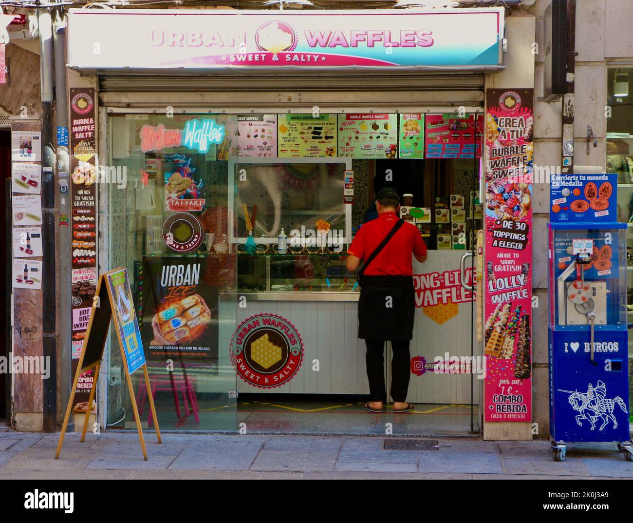 Urban Waffles Sweet & Salty Street stall avec un client la Paloma 23 Burgos Castille et Leon Espagne Banque D'Images