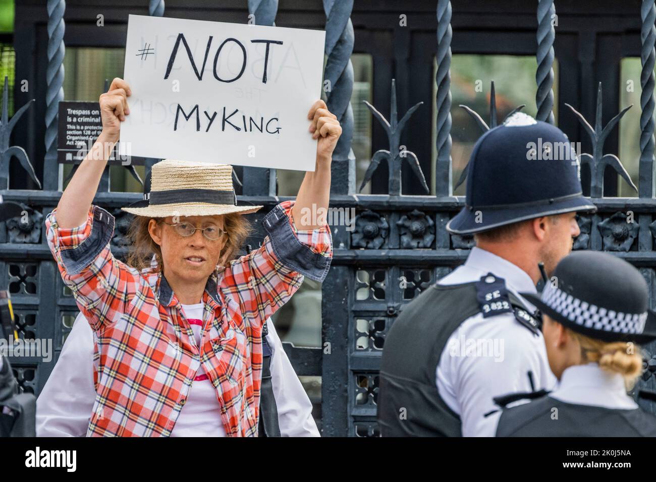 Londres, Royaume-Uni. 12th septembre 2022. Un manifestant anti-monarchiste dehors avec un écriteau disant pas mon roi - le roi Charles III fait sa première visite au Parlement avec la reine Consort Camilla - la reine Elizabeth la seconde est décédée la semaine dernière au château de Balmoral. Crédit : Guy Bell/Alay Live News Banque D'Images
