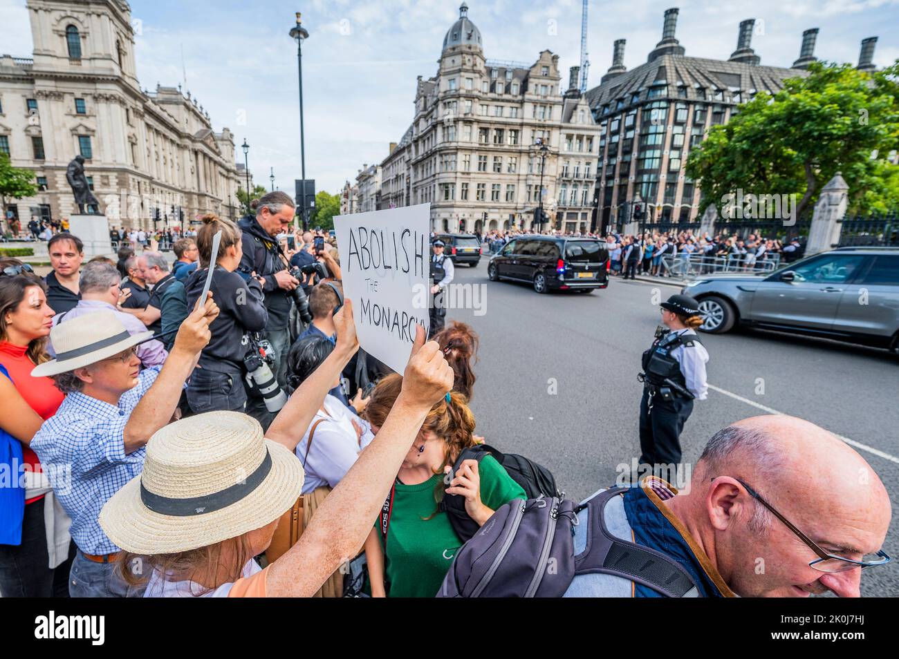 Londres, Royaume-Uni. 12th septembre 2022. Un protestant anti monarchiste dehors avec un écriteau disant pas mon Roi/abolir la monarchie - le roi Charles III part après sa première visite au Parlement avec la reine Consort Camilla - la reine Elizabeth la deuxième est morte la semaine dernière au château de Balmoral. Crédit : Guy Bell/Alay Live News Banque D'Images