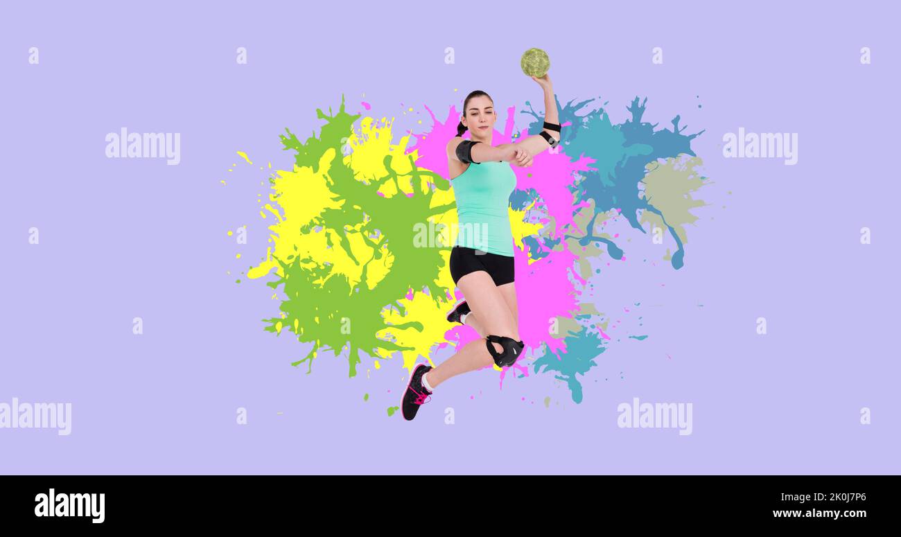 Joueur de handball caucasien de lancer le ballon avec des motifs colorés sur fond violet Banque D'Images