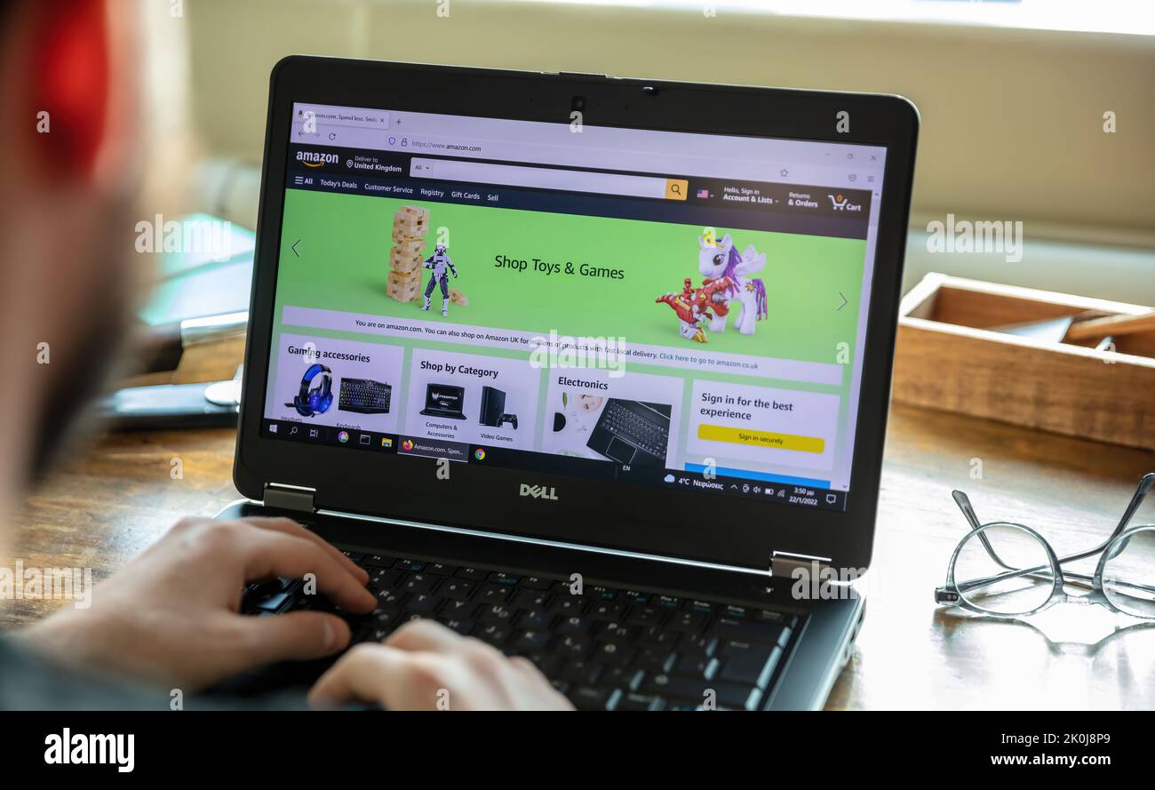 Grèce, Athènes, 23 janvier 2022. COM. AMAZON. App, acheter des jouets et  des jeux, Amazon UK, service clientèle. Ordinateur portable écran sur bureau  flou, main Photo Stock - Alamy