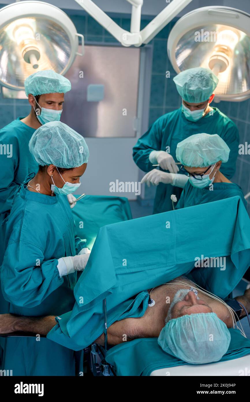 Groupe de chirurgiens à l'opération en salle d'opération à l'hôpital.Chirurgie, médecine et concept de personnes Banque D'Images Groupe de chirurgiens à l'opération en salle d'opération à l'hôpital.Chirurgie, médecine et concept de personnes Banque D'Images