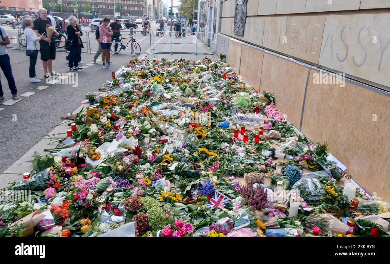 Beileidsbekundungen zum Tod von Königin Elizabeth II der Queen Am 08.09.2022 . Blumen und Kerzen werden vor der britischen Botschaft à Berlin abge Banque D'Images